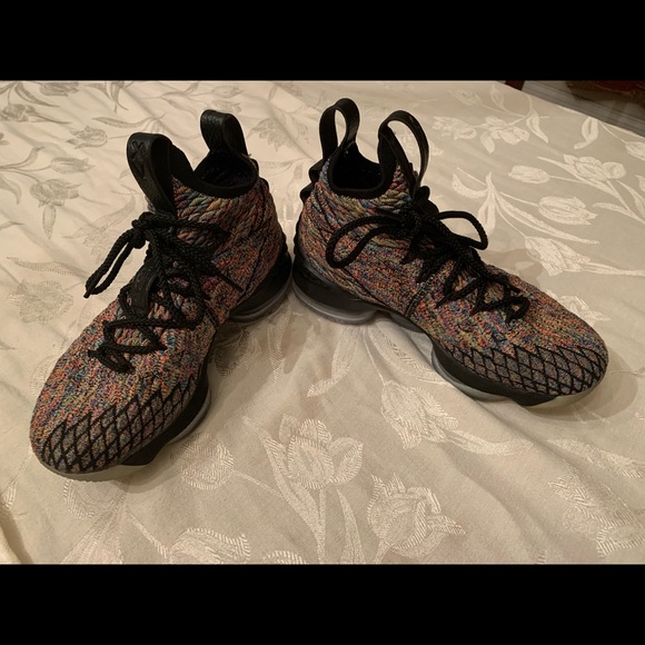 Lebron 15 multicolor (youth size 4) - Picture 4 of 6